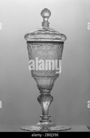 Stehbecher mit Deckel, Deutsch, Silesia, 55-65, Deutsch, Silesia, Glas, Gesamt: 14 3/4 × 4 5/8 in. (37,5 × 11,7 cm), Glas Stockfoto