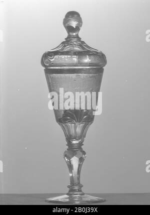 Stehbecher mit Deckel, Deutsch, Silesia, CA. 1745-50, Deutsch, Schlesisch, Glas, Gesamt: 9 1/16 × 2 7/8 Zoll (23 × 7,3 cm), Glas Stockfoto