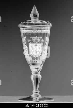 Stehbecher mit Deckel, böhmisch, ca. 1730, böhmisch, Zwischengold Glas, Gesamt (mit Deckel): 9 1/2 × 3 Zoll (24,1 × 7,6 cm), Glas Stockfoto