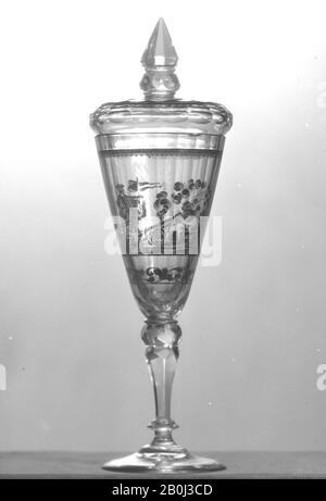 Stehbecher mit Deckel, böhmisch, ca. 1730, böhmisch, Zwischengold Glas, Gesamt (mit Deckel): 11 × 3 1/16 Zoll (27,9 × 7,8 cm), Glas Stockfoto