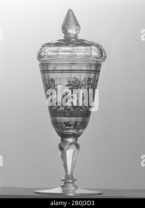 Stehbecher mit Deckel, böhmisch, ca. 1730, böhmisch, Zwischengold Glas, Gesamt (mit Deckel): 9 × 3 Zoll (22,9 × 7,6 cm), Glas Stockfoto