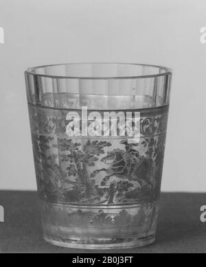 Becher, böhmisch, ca. 1730, böhmisch, Zwischengold Glas, Gesamt: 3 × 2 1/2 Zoll (7,6 × 6,4 cm), Glas Stockfoto