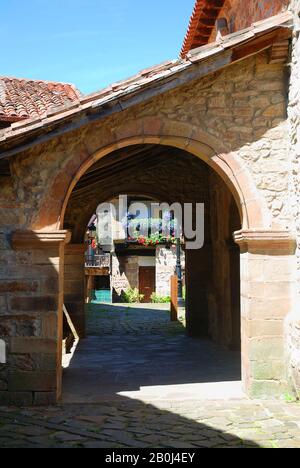 Vorhalle der Kirche. Barcena Mayor, Kantabrien, Spanien. Stockfoto