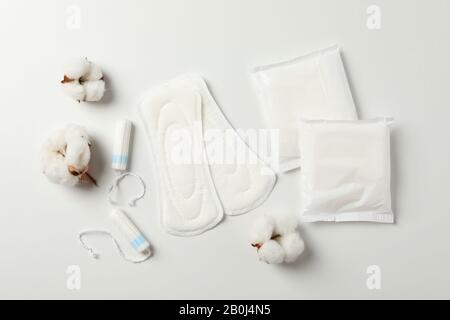 Sanitäre Pads, Tampons und Baumwolle auf weißem Hintergrund, Draufsicht Stockfoto