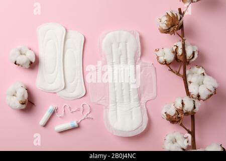 Sanitäre Pads, Tampons und Baumwolle auf rosa Hintergrund Stockfoto