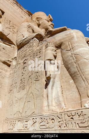 Statuen am Eingang zum Großen Tempel von Abu Simbel Stockfoto