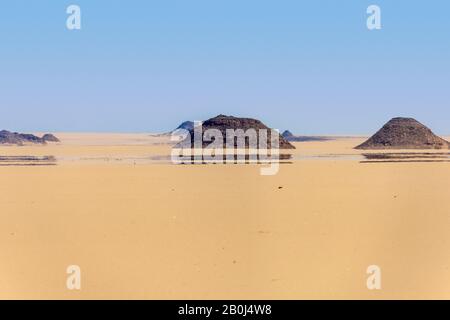 Trugbilder in der Wüste zwischen Luxor und Abu Simbel Stockfoto