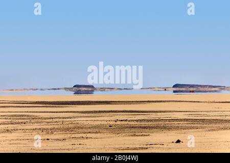 Trugbilder in der Wüste zwischen Luxor und Abu Simbel Stockfoto