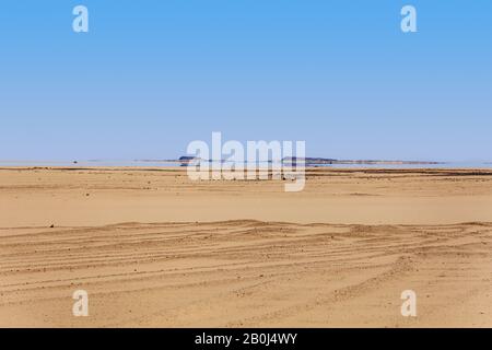 Trugbilder in der Wüste zwischen Luxor und Abu Simbel Stockfoto
