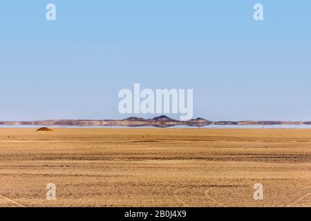 Trugbilder in der Wüste zwischen Luxor und Abu Simbel Stockfoto