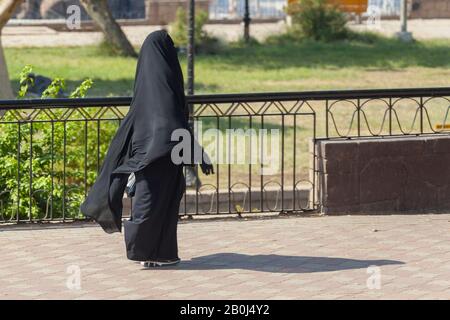 Islamische Frau mit Niqab in Assuan, Ägypten Stockfoto