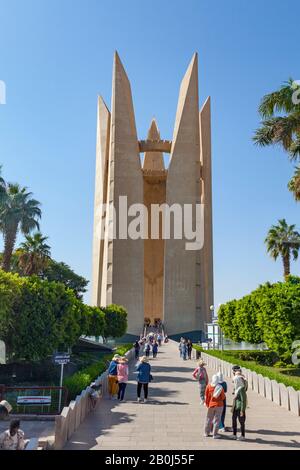 Der Lotusturm am Assuan-Staudamm Stockfoto