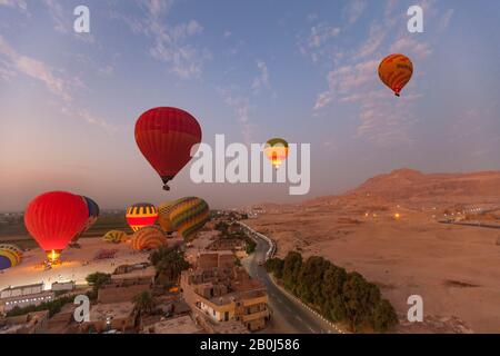 Heißluftballons bei Sonnenaufgang in Luxor, Ägypten Stockfoto