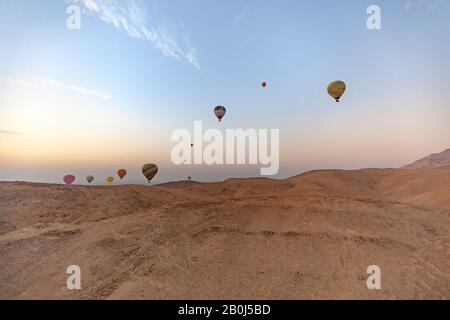 Heißluftballons bei Sonnenaufgang in Luxor, Ägypten Stockfoto