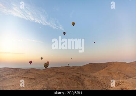 Heißluftballons bei Sonnenaufgang in Luxor, Ägypten Stockfoto