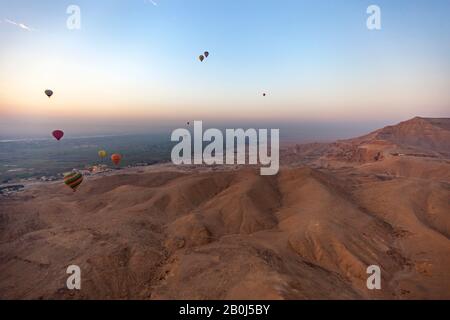 Heißluftballons bei Sonnenaufgang in Luxor, Ägypten Stockfoto