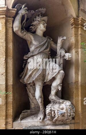 Statue von David und Goliath im Joseph-sec Mausoleum, Avenue Pasteur, Aix-en-Provence, Frankreich Stockfoto