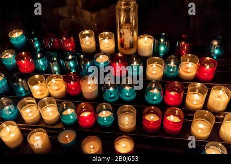 Bunte Votivkerzen in der Kirche St. Trophime, Arles, Provence Stockfoto