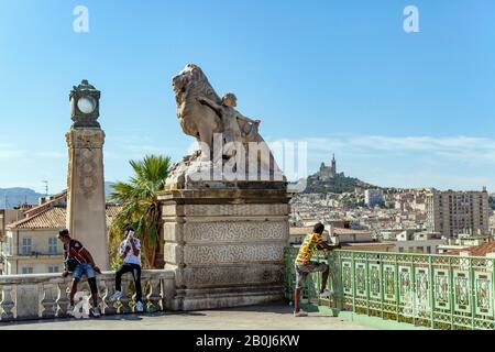 Afrikanische Einwanderer am Eingang zum Bahnhof Saint-Charles in Marseille, Frankreich Stockfoto