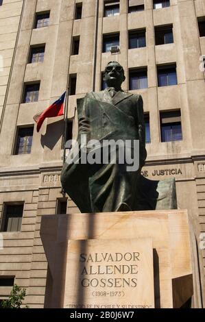 CHILE, SANTIAGO, INNENSTADT, REGIERUNGSPALASTPLATZ, STATUE DES EHEMALIGEN PRÄSIDENTEN ALLENDE Stockfoto