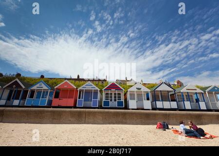 Farbenfrohe Strandhütten in Southwold Stockfoto