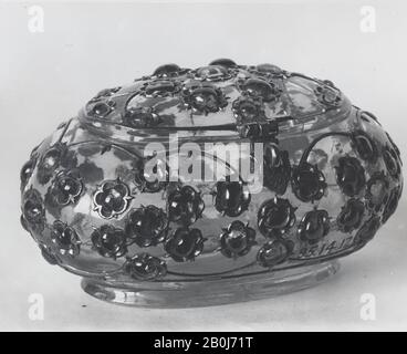 Rock Crystal Box, Box, 18. Jahrhundert, In Indien, Rock-Kristall; mit Gold eingefasst, mit Gummis eingefasst, H. 1 1/2 Zoll. (3,8 cm), W. 3 Zoll (7,6 cm), D. 2 Zoll (5,1 cm), Stein Stockfoto