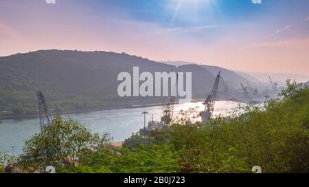 Frachtschiffe, die sich dem Hafen von Gangavaram nähern. Stockfoto