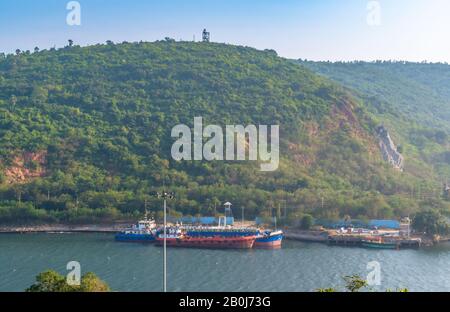 Frachtschiffe, die sich dem Hafen von Gangavaram nähern. Stockfoto