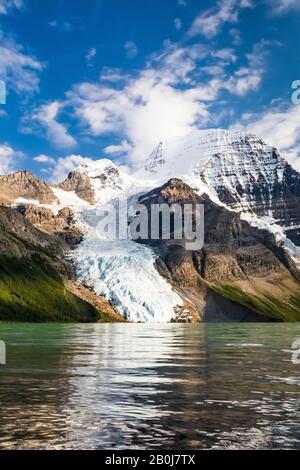 Berg Lake mit Berg-Gletscher und der hohen Präsenz von Mount Robson, Mount Robson Provincial Park, British Columbia, Kanada Stockfoto