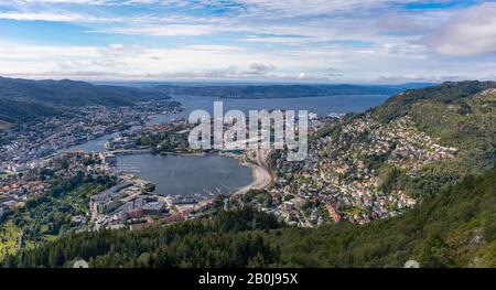 Bergen, NORWEGEN - Luftbild der Stadt Bergen und Hafen. Stockfoto