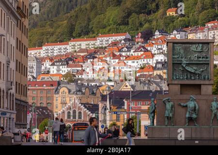 Bergen, NORWEGEN - Touristen am Sailor's Monument am Torgallmenninger Platz, in der Innenstadt von Bergen. Stockfoto