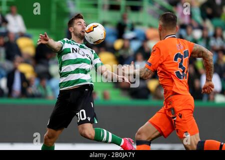 Lissabon, Portugal. Februar 2020. Andraz Sporar von Sporting CP (L) Vies mit Martin Skrtel aus Istanbul Basaksehir während der UEFA Europa League Runde 32 1. Fussballspiel zwischen Sporting CP und Istanbul Basaksehir im Alvalade Stadion in Lissabon, Portugal, am 20. Februar 2020. Kredit: Pedro Fiuza/ZUMA Wire/Alamy Live News Stockfoto