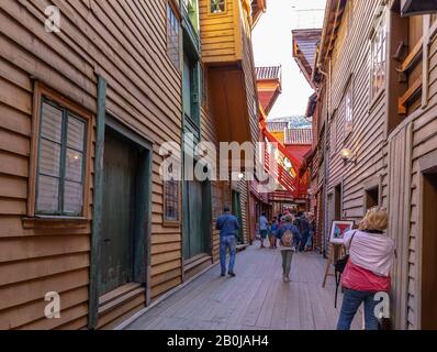 Bergen, NORWEGEN - Enge Gasse in Bryggen, Hanseatische Erbe-Gebäude an der Anlegestelle im Hafen von Vågen. Ein Weltkulturerbe. Stockfoto