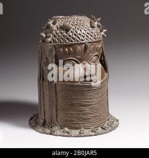 Leiter einer Oba, Edo-Völker, 19. Jahrhundert, Nigeria, Gerichtshof von Benin, Edo-Völker, Messing, H. 13 x Diam. 11 1/4 Zoll (33 x 28,6 cm), Metal-Sculpture Stockfoto