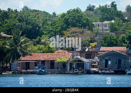 Fischerhäuser in Pasacaballo, Cienfuegos Bay (Südkuba) Stockfoto