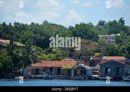 Fischerhäuser in Pasacaballo, Cienfuegos Bay (Südkuba) Stockfoto