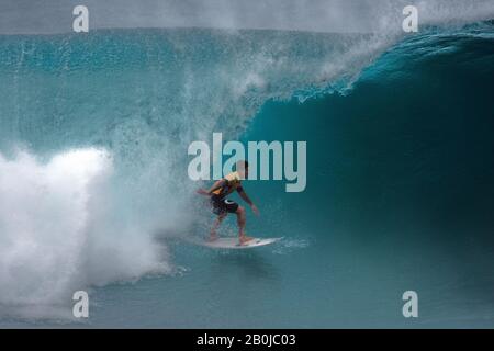 Der professionelle Surfer Gabriel Medina fährt auf einer Welle an Der Pipeline, North Shore of Oahu, Hawaii, USA Stockfoto