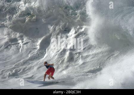 Der professionelle Surfer Kelly Slater reitet eine riesige Welle an Der Pipeline, North Shore of Oahu, Hawaii, USA Stockfoto