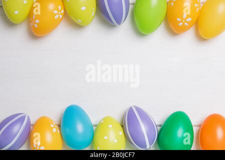 Bunte Ostereier auf weißer Holztisch Stockfoto