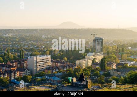 Blick auf die Stadt Pyatigorsk von der Spitze des Mount Maschuk. Stockfoto