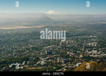 Blick auf die Stadt Pyatigorsk von der Spitze des Mount Maschuk. Stockfoto