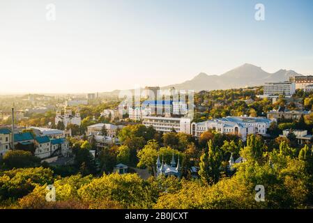 Blick auf die Stadt Pyatigorsk von der Spitze des Mount Maschuk. Stockfoto