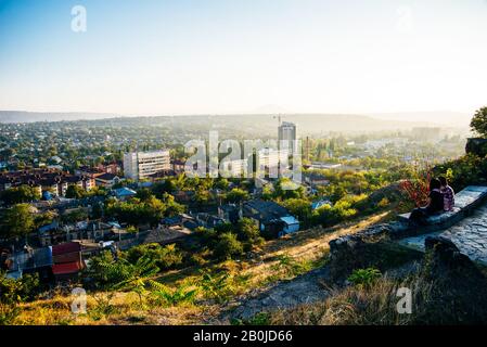 Blick auf die Stadt Pyatigorsk von der Spitze des Mount Maschuk. Stockfoto