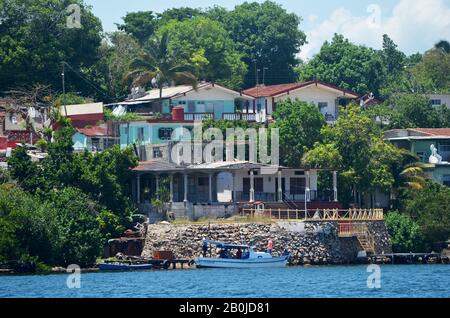 Fischerhäuser in Pasacaballo, Cienfuegos Bay (Südkuba) Stockfoto