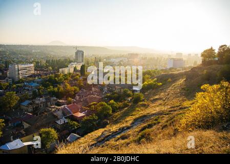 Blick auf die Stadt Pyatigorsk von der Spitze des Mount Maschuk. Stockfoto