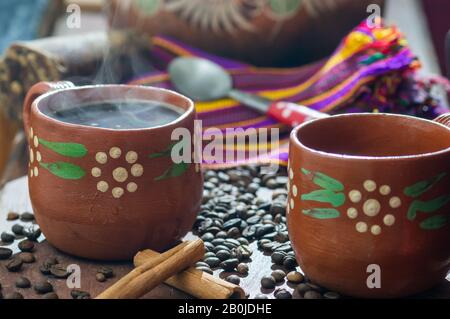 Café de Olla. Traditioneller mexikanischer Kaffee, der in einem Tontopf mit Zimt und Piloncillo gebrüht wird, ein rohes Rohrzuckerprodukt, das oft zu Konen geformt wurde. Stockfoto