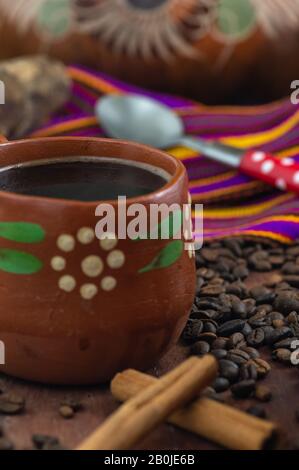 Café de Olla. Traditioneller mexikanischer Kaffee, der in einem Tontopf mit Zimt und Piloncillo gebrüht wird, ein rohes Rohrzuckerprodukt, das oft zu Konen geformt wurde. Stockfoto