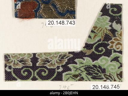 Stück, Japan, 17. Jahrhundert, Japan, Seide, Zusammengesetztes Webmuster, 2 × 3 Zoll (5,1 × 7,6 cm), Textil-Backofen Stockfoto