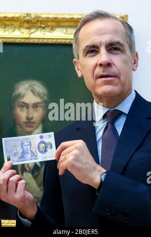 Mark Carney, der Gouverneur der Bank von England mit der neuen 20-Pfund-Banknote auf der Kunstgalerie Tate Britain in London, die am 20. Februar 2020 in Umlauf kommt. Stockfoto