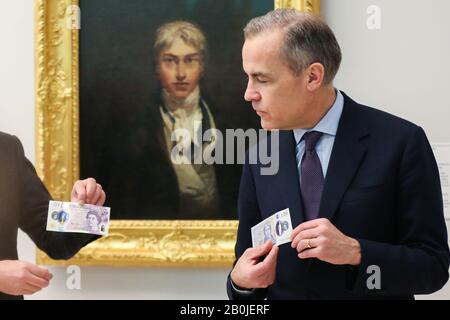 Mark Carney, der Gouverneur der Bank of England mit den neuen 20-Pfund-Banknoten in der Kunstgalerie Tate Britain in London, die am 20. Februar 2020 in Umlauf kommt. Stockfoto